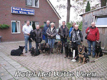 Allemaal poseren voor Hotel Het Witte Veen in Witteveen